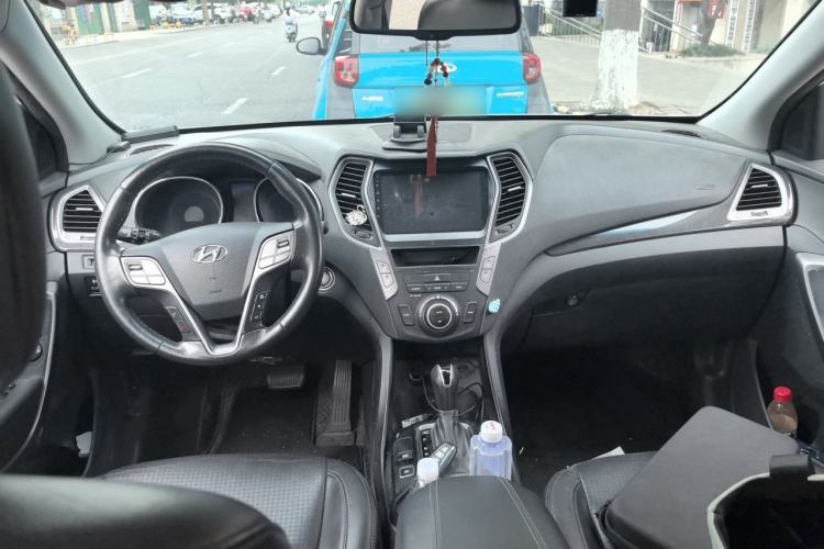 Used Hyundai Santa Fe 2013 2.4L Automatic 4x4 Smart Version Center Console
