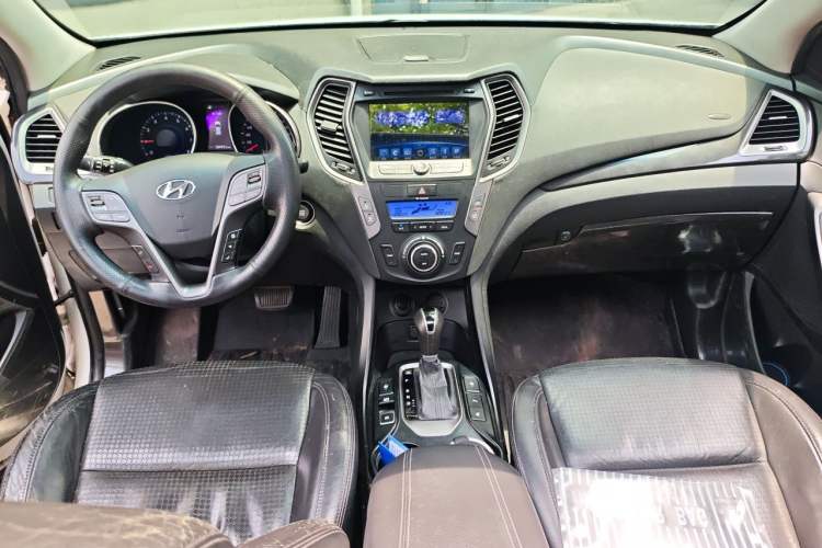Used Hyundai Santa Fe 2013 2.0T Automatic All-Wheel Drive Top Trim Center Console
