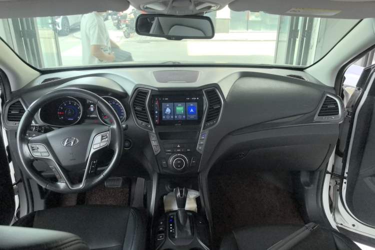 Used Hyundai Santa Fe 2013 Revised Version 2.4L Automatic All-Wheel Drive Luxury Trim Center Console