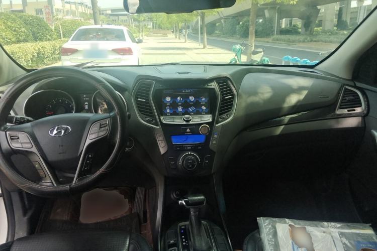 Used Hyundai Santa Fe 2013 2.4L Automatic Two-Wheel Drive Smart Version Center Console