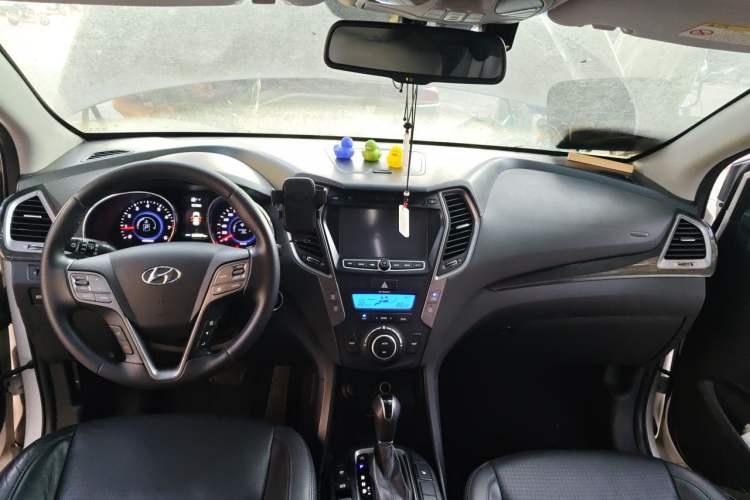 Used Hyundai Santa Fe 2013 2.4L Automatic 4x4 Prestige Edition Center Console