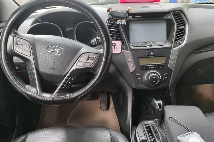 Used Hyundai Santa Fe 2013 2.4L Automatic Two-Wheel Drive Smart Version Center Console