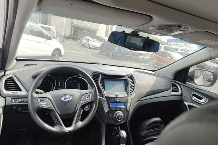 Used Hyundai Santa Fe 2013 2.4L Automatic 2WD Comfort Edition Center Console