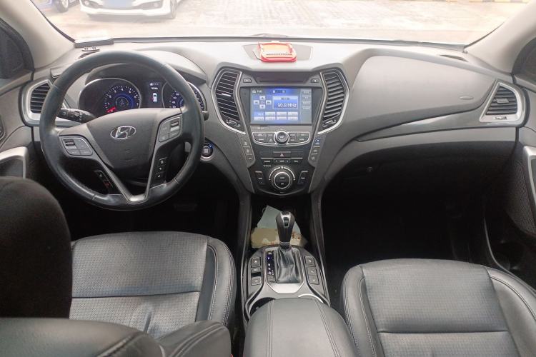 Used Hyundai Santa Fe 2013 Revised Version 2.0T Automatic All-Wheel Drive Top-Tier Trim Center Console