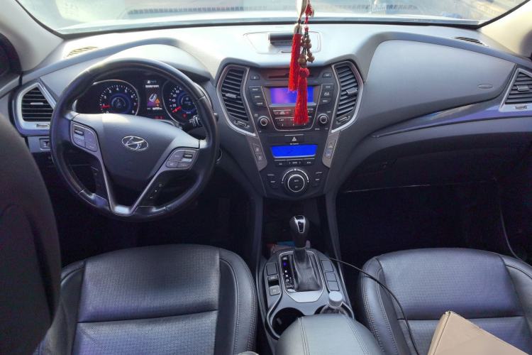 Used Hyundai Santa Fe 2013 2.4L Automatic 4x4 Smart Version Center Console