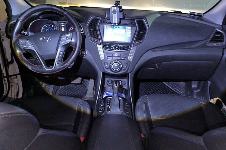 Used Hyundai Santa Fe 2013 2.4L Automatic 4x4 Prestige Edition Center Console