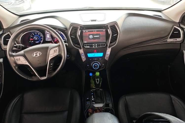 Used Hyundai Santa Fe 2013 2.4L Automatic Two-Wheel Drive Smart Version Center Console