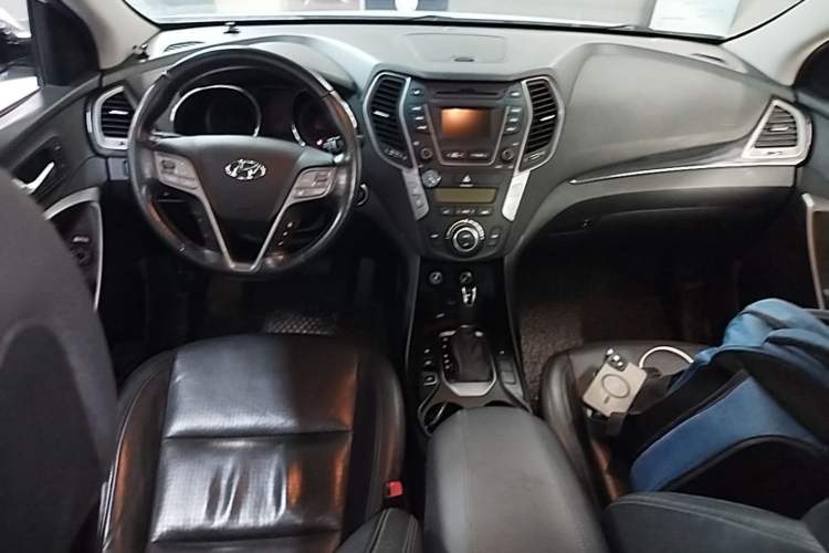 Used Hyundai Santa Fe 2013 2.0T Automatic All-Wheel Drive Prestige Version Center Console