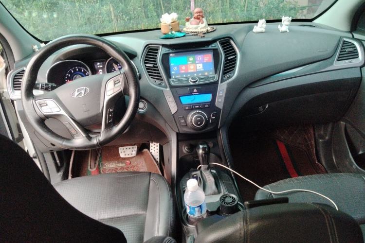 Used Hyundai Santa Fe 2013 2.4L Automatic Two-Wheel Drive Smart Version Center Console