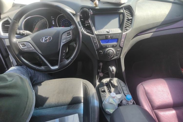 Used Hyundai Santa Fe 2013 2.4L Automatic Two-Wheel Drive Smart Version Center Console