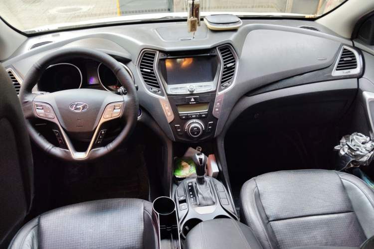Used Hyundai Santa Fe 2013 2.4L Automatic Two-Wheel Drive Smart Version Center Console