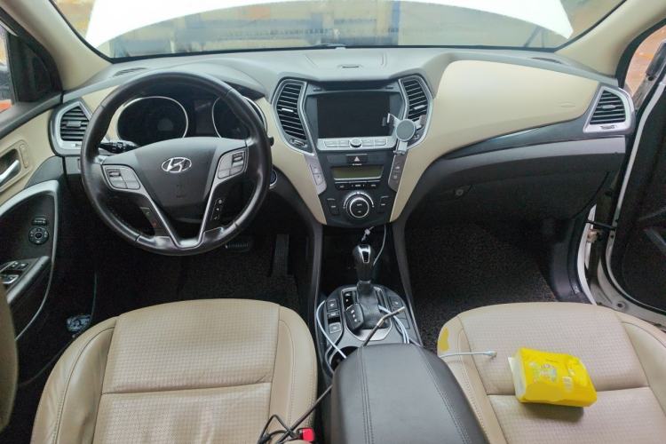 Used Hyundai Santa Fe 2013 2.4L Automatic 4x4 Prestige Edition Center Console