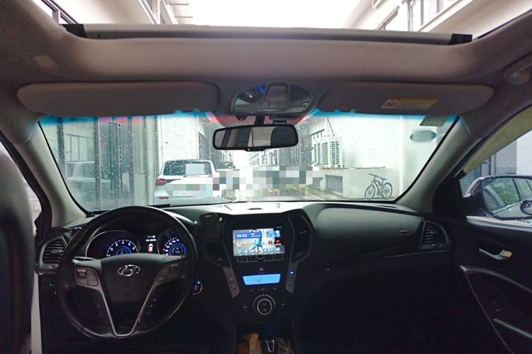 Used Hyundai Santa Fe 2013 2.4L Automatic 4x4 Smart Version Center Console