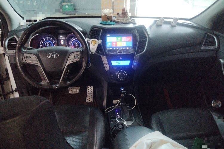 Used Hyundai Santa Fe 2013 2.4L Automatic Two-Wheel Drive Smart Version Center Console