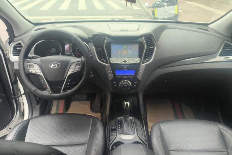 Used Hyundai Santa Fe 2013 2.4L Automatic Two-Wheel Drive Smart Version Center Console