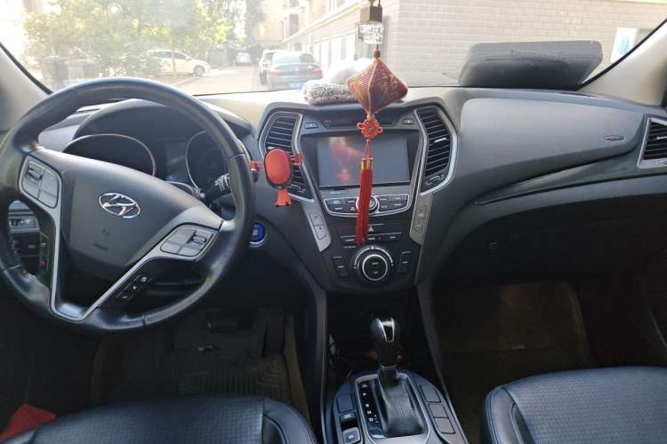 Used Hyundai Santa Fe 2013 Revised Version 2.4L Automatic All-Wheel Drive Smart Type Center Console