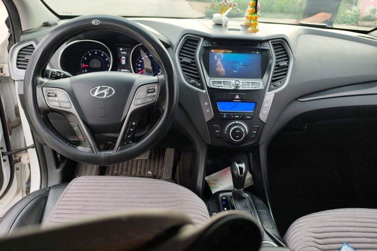 Used Hyundai Santa Fe 2013 2.4L Automatic Two-Wheel Drive Smart Version Center Console