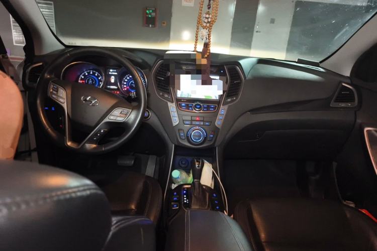 Used Hyundai Santa Fe 2013 Revised Version 2.0T Automatic All-Wheel Drive Top-Tier Trim Center Console