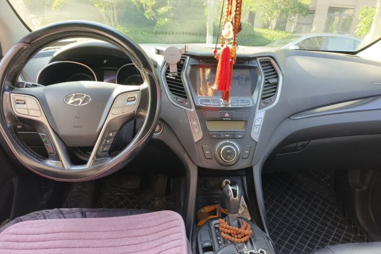 Used Hyundai Santa Fe 2013 2.4L Automatic Two-Wheel Drive Smart Version Center Console