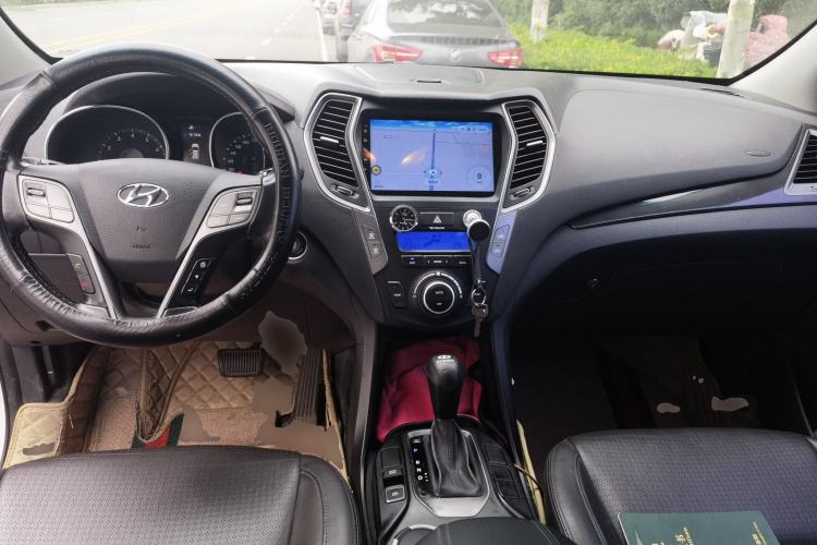 Used Hyundai Santa Fe 2013 2.4L Automatic Two-Wheel Drive Smart Version Center Console