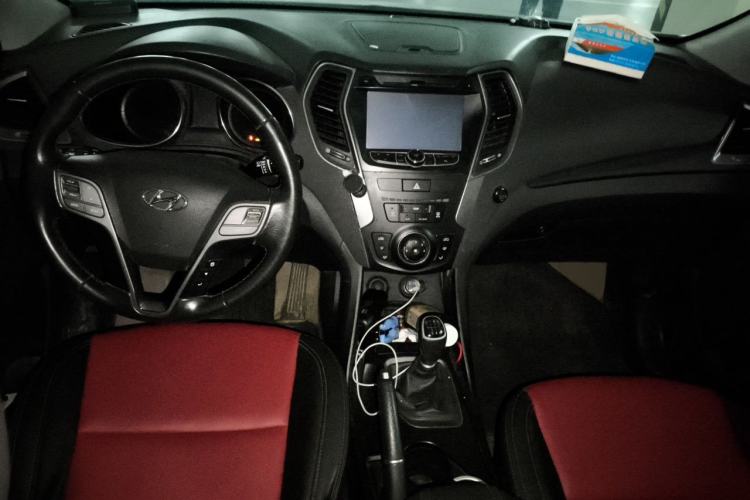 Used Hyundai Santa Fe 2013 2.4L Manual Two-Wheel Drive Comfort Version Center Console