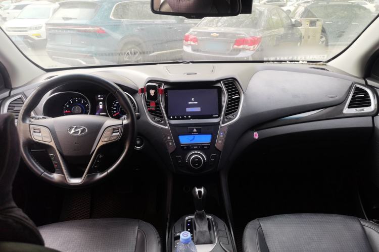 Used Hyundai Santa Fe 2013 2.4L Automatic Two-Wheel Drive Smart Version Center Console