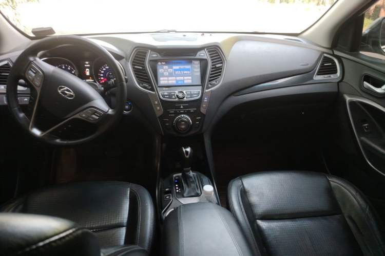 Used Hyundai Santa Fe 2013 2.4L Automatic 4x4 Smart Version Center Console