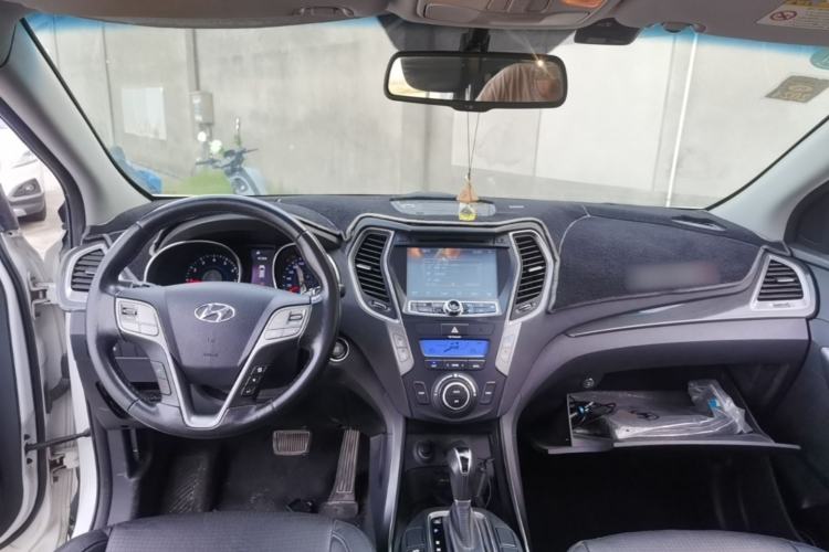 Used Hyundai Santa Fe 2013 2.4L Automatic Two-Wheel Drive Smart Version Center Console