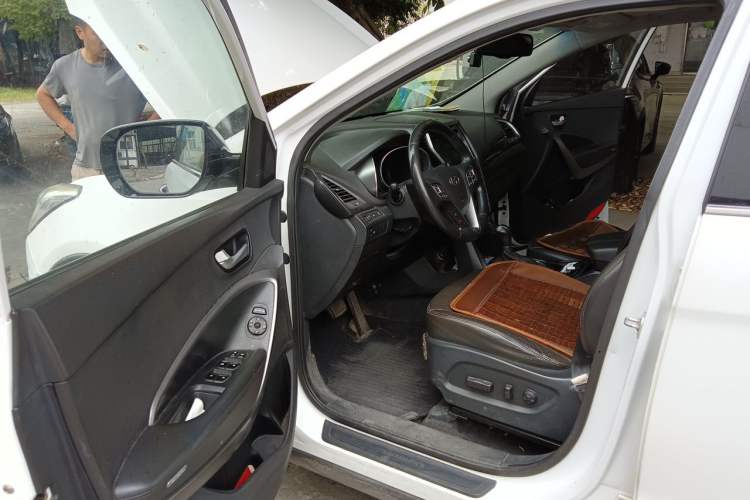 Used Hyundai Santa Fe 2013 2.4L Automatic Two-Wheel Drive Smart Version Driver Seat