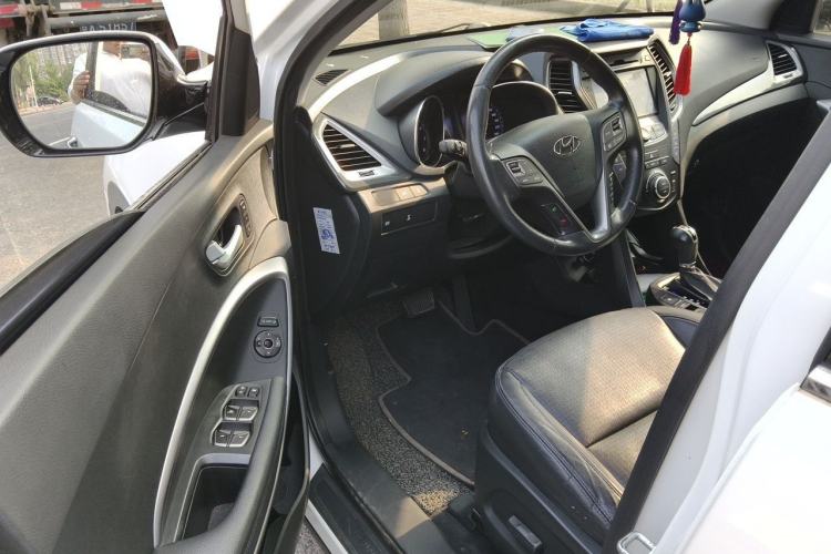 Used Hyundai Santa Fe 2013 Revised Version 2.4L Automatic All-Wheel Drive Luxury Trim Driver Seat