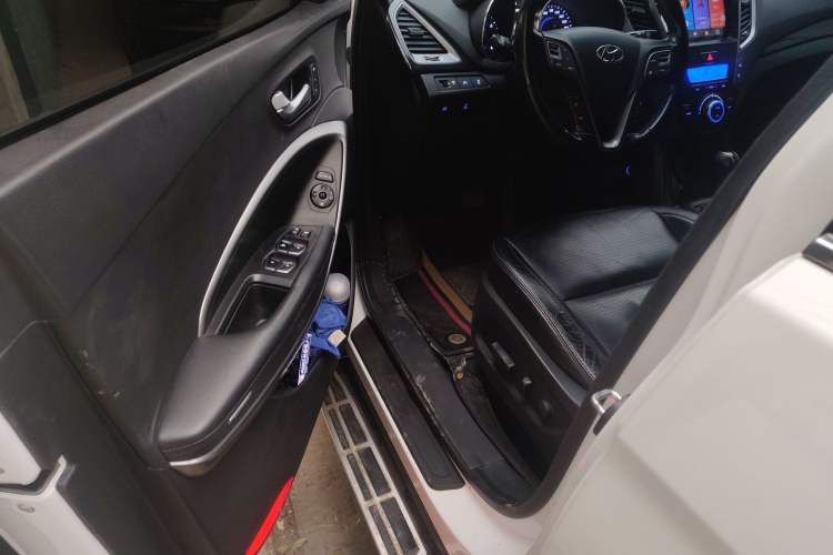 Used Hyundai Santa Fe 2013 2.4L Automatic 4x4 Prestige Edition Driver Seat