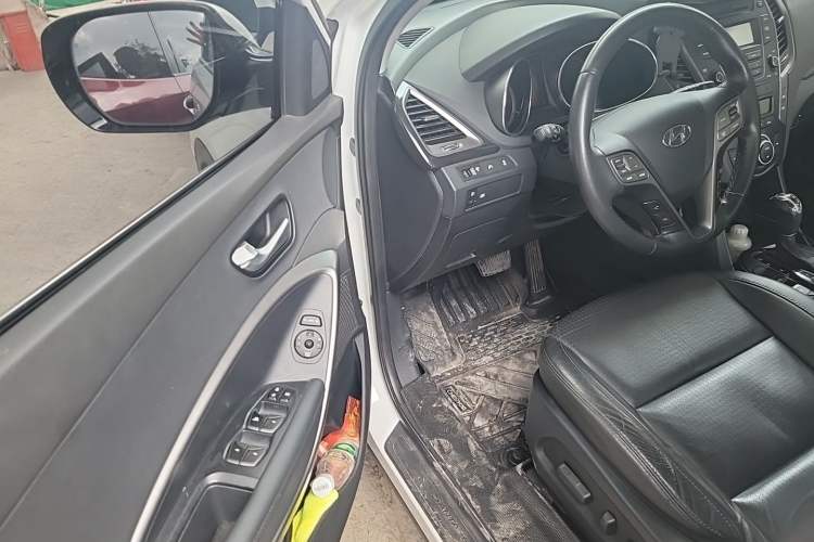 Used Hyundai Santa Fe 2013 2.4L Automatic Two-Wheel Drive Smart Version Driver Seat