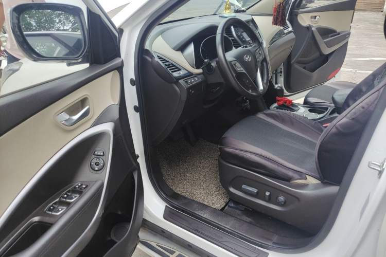 Used Hyundai Santa Fe 2013 2.4L Automatic Two-Wheel Drive Smart Version Driver Seat