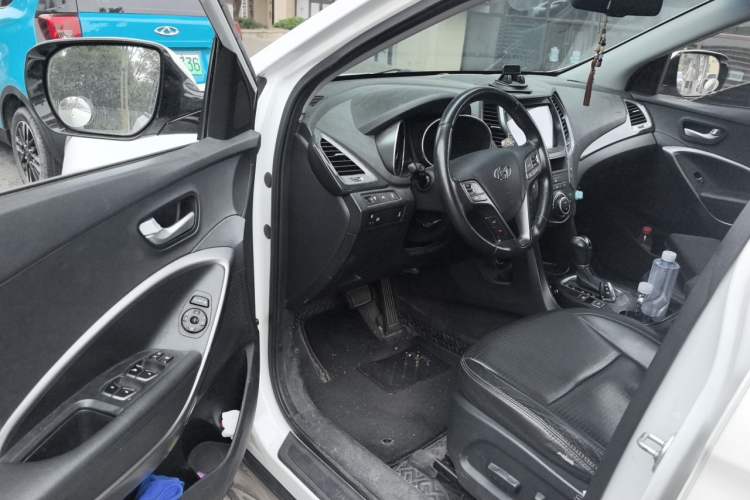 Used Hyundai Santa Fe 2013 2.4L Automatic 4x4 Smart Version Driver Seat