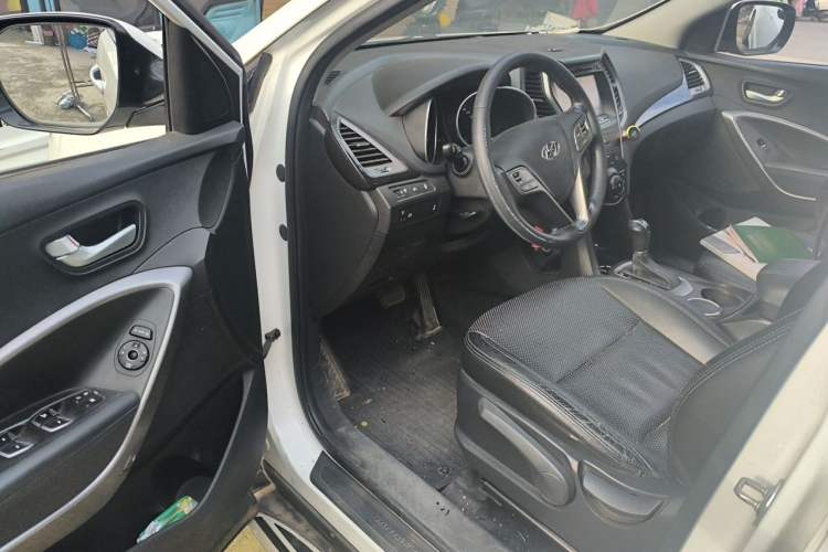 Used Hyundai Santa Fe 2013 2.4L Automatic 4x4 Comfort Edition Driver Seat