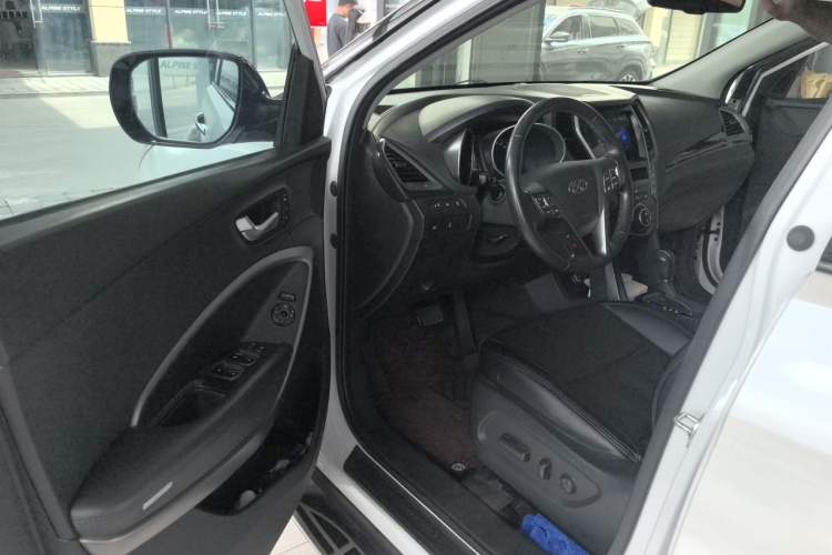 Used Hyundai Santa Fe 2013 Revised Version 2.4L Automatic All-Wheel Drive Luxury Trim Driver Seat