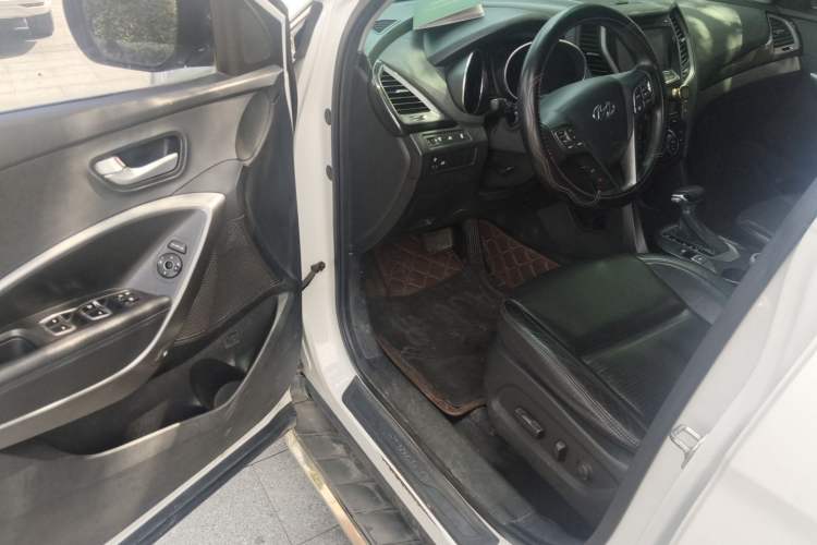 Used Hyundai Santa Fe 2013 2.4L Automatic Two-Wheel Drive Smart Version Driver Seat