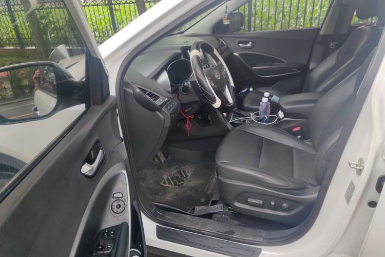 Used Hyundai Santa Fe 2013 2.4L Automatic Two-Wheel Drive Smart Version Driver Seat