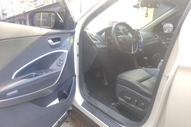 Used Hyundai Santa Fe 2013 2.4L Automatic Two-Wheel Drive Smart Version Driver Seat