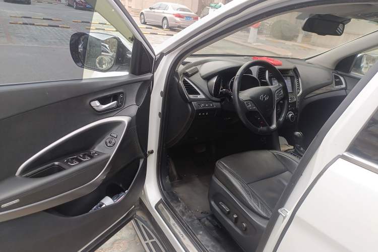 Used Hyundai Santa Fe 2013 Revised Version 2.0T Automatic All-Wheel Drive Top-Tier Trim Driver Seat