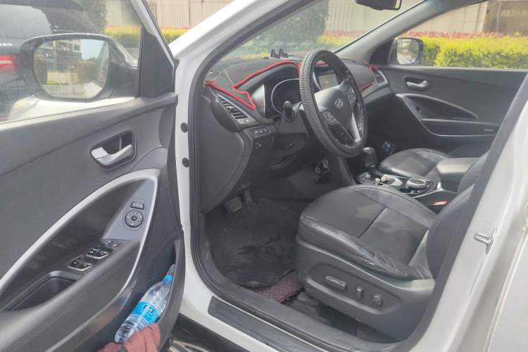 Used Hyundai Santa Fe 2013 2.4L Automatic Two-Wheel Drive Smart Version Driver Seat