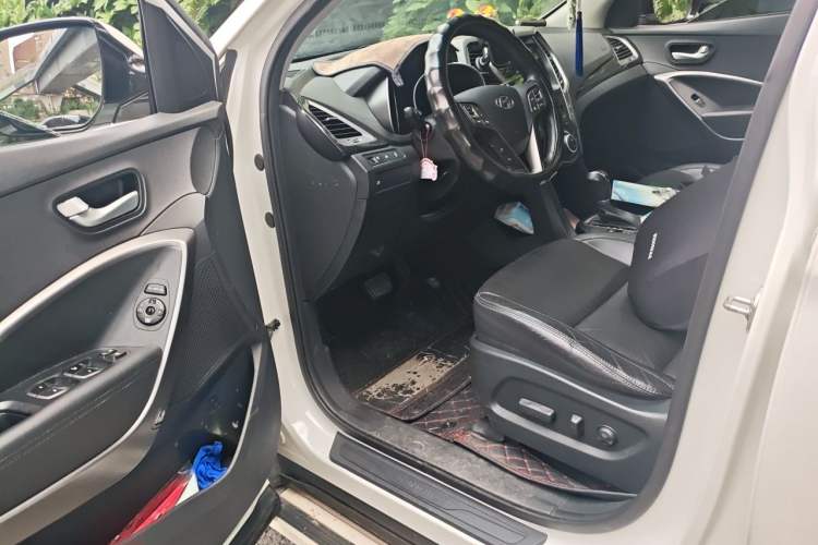 Used Hyundai Santa Fe 2013 2.4L Automatic Two-Wheel Drive Smart Version Driver Seat