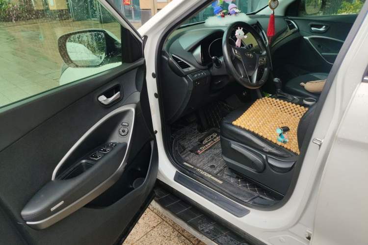 Used Hyundai Santa Fe 2013 2.4L Automatic 2WD Comfort Edition Driver Seat