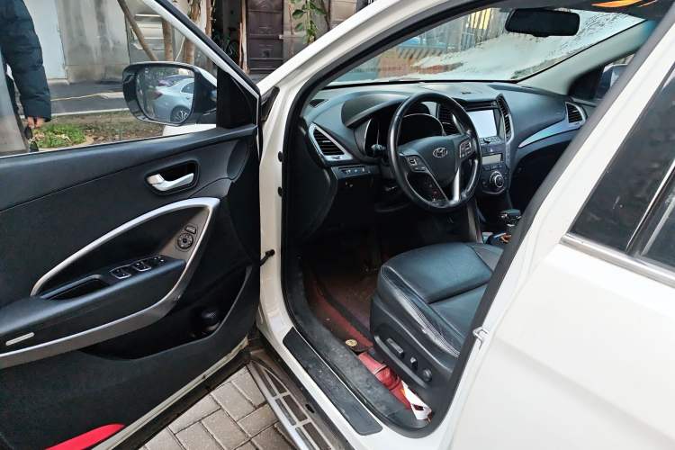 Used Hyundai Santa Fe 2013 2.4L Automatic Two-Wheel Drive Smart Version Driver Seat