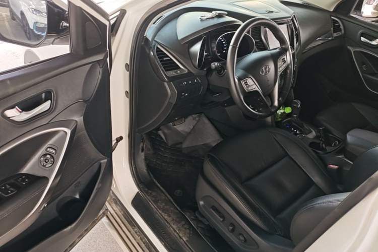 Used Hyundai Santa Fe 2013 2.4L Automatic Two-Wheel Drive Smart Version Driver Seat