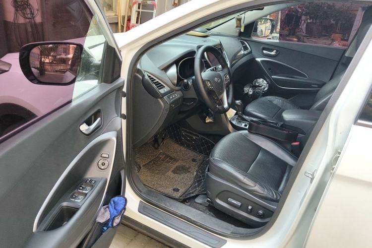 Used Hyundai Santa Fe 2013 2.4L Automatic Two-Wheel Drive Smart Version Driver Seat