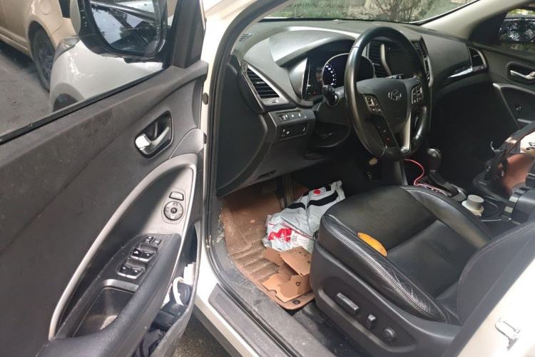 Used Hyundai Santa Fe 2013 2.4L Automatic 4x4 Smart Version Driver Seat