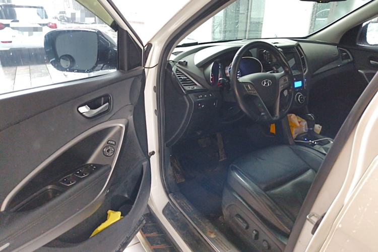 Used Hyundai Santa Fe 2013 2.4L Automatic 4x4 Smart Version Driver Seat