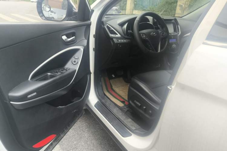 Used Hyundai Santa Fe 2013 2.4L Automatic Two-Wheel Drive Smart Version Driver Seat