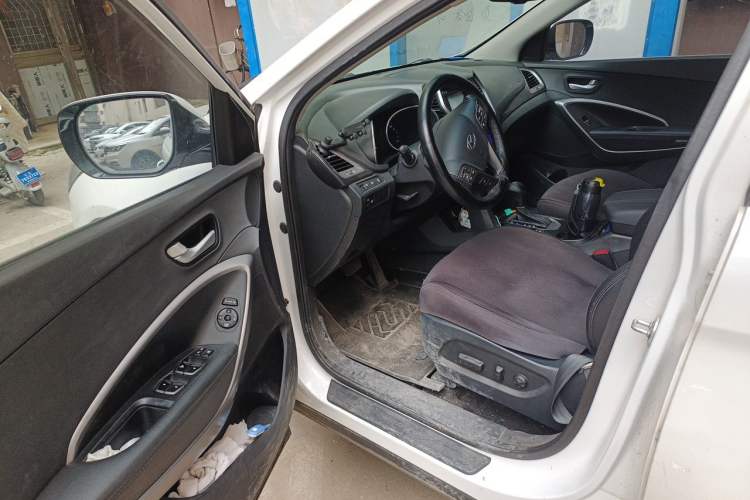 Used Hyundai Santa Fe 2013 2.4L Automatic Two-Wheel Drive Smart Version Driver Seat